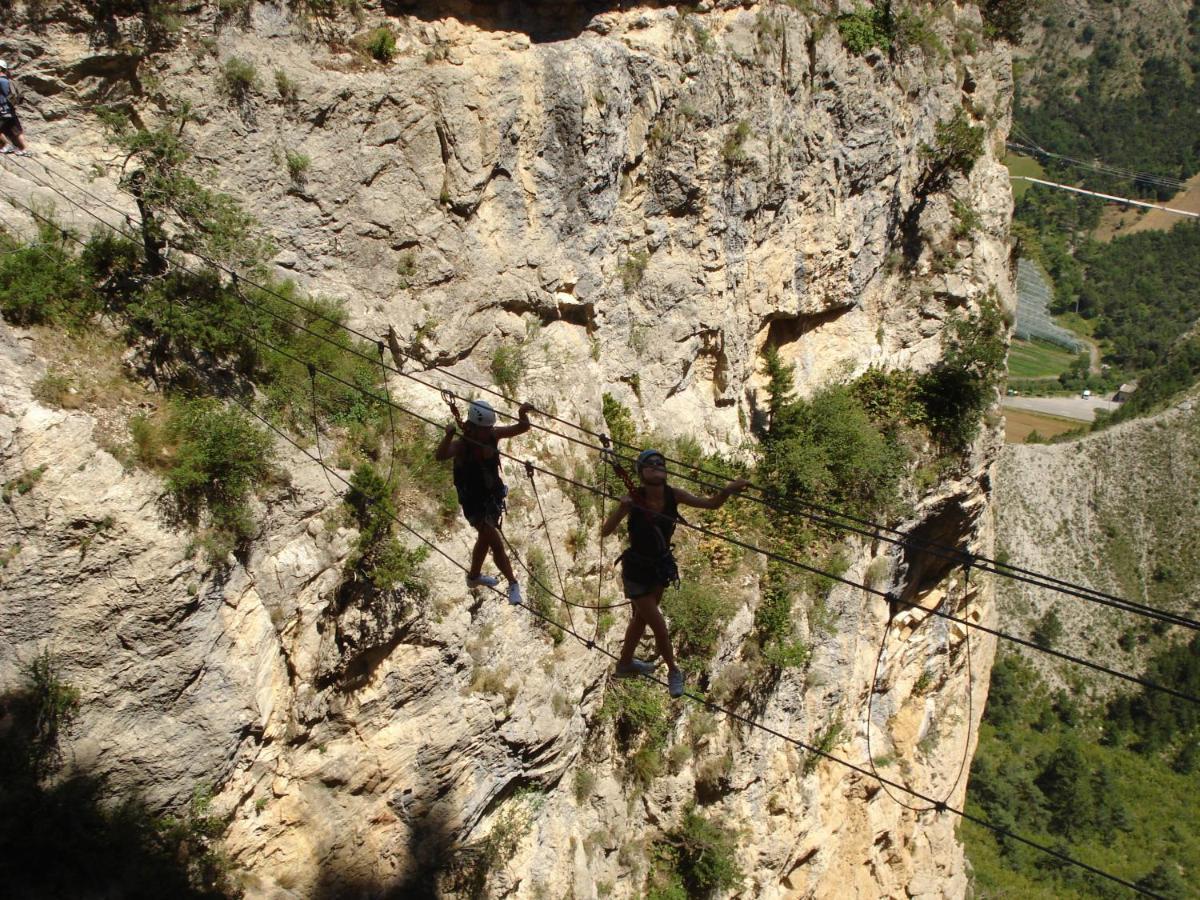 Hotel Camping Les Princes D'Orange Orpierre Esterno foto
