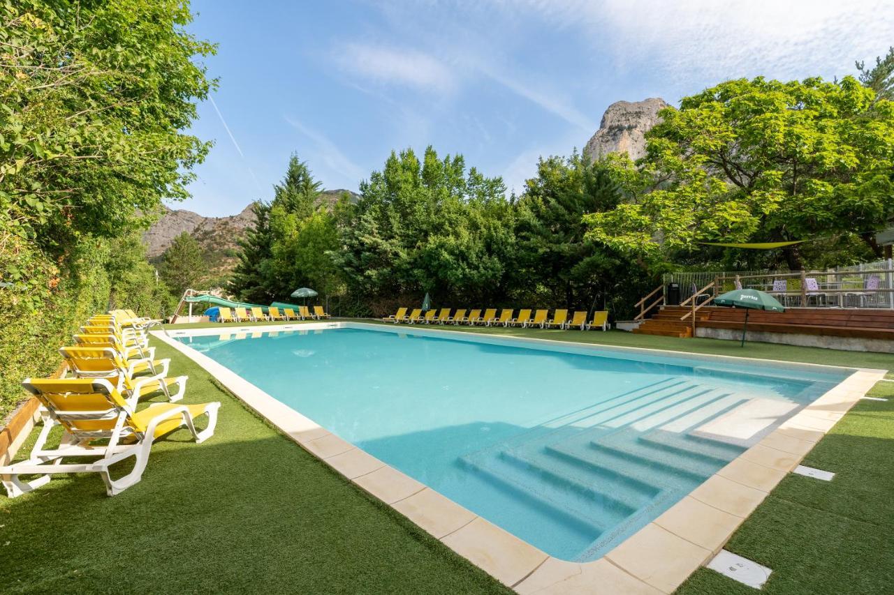 Hotel Camping Les Princes D'Orange Orpierre Esterno foto
