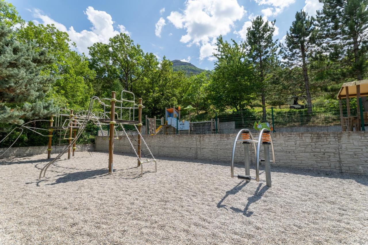 Hotel Camping Les Princes D'Orange Orpierre Esterno foto