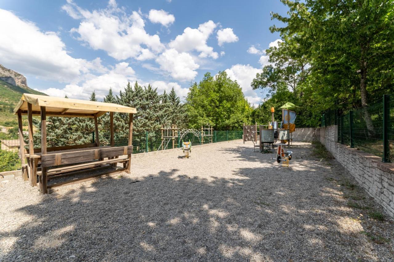 Hotel Camping Les Princes D'Orange Orpierre Esterno foto